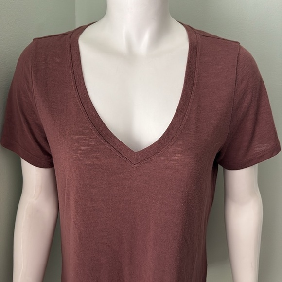 Athleta Breezy Scoop Short Sleeve V-Neck Knit Tee in Hearth Rose Size Medium - Picture 4 of 8